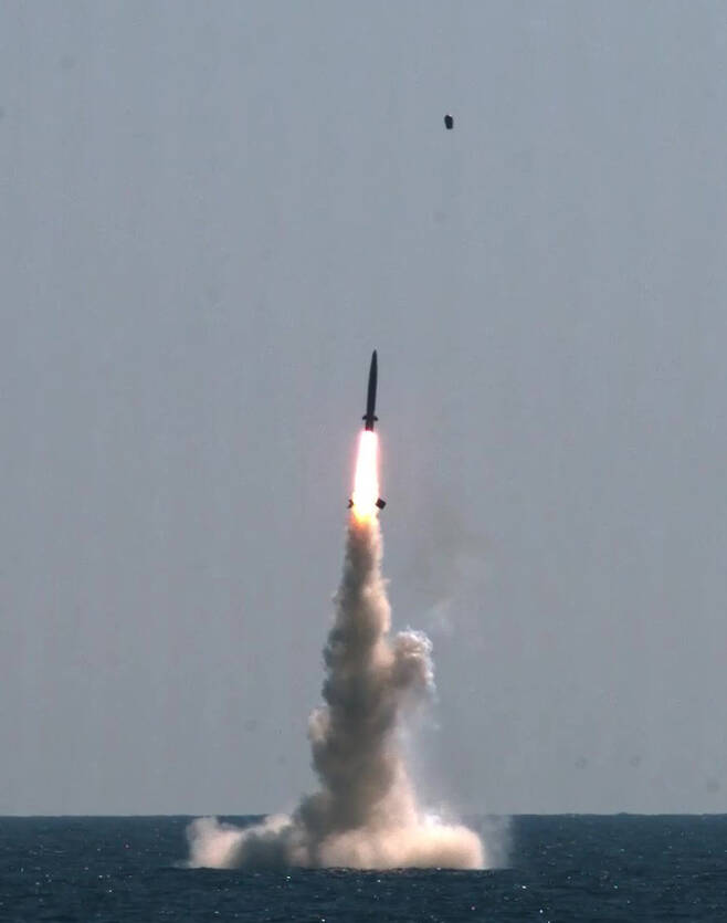 [서울=뉴시스] 조수정 기자 = 우리나라가 독자개발한 잠수함발사탄도미사일(SLBM·Submarine-Launched Ballistic Missile)의 최종 시험 발사에 성공했다고 국방과학연구소가 15일 밝혔다. 사진은 15일 오후 우리 군이 독자설계하고 건조한 최초 3000t급 잠수함인 도산안창호함에 탑재돼 수중에서 발사되고 있는 SLBM. 우리나라는 세계에서 7번째 SLBM 보유국이 됐다. (국방과학연구소 제공 영상 캡처) 2021.09.15. photo@newsis.com *재판매 및 DB 금지