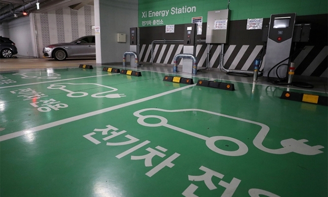 서울시내 한 아파트 단지 주차장에 전기차 전용 충전소가 설치되어 있다. 뉴시스