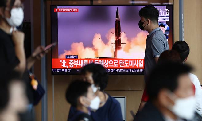 북한이 동해상으로 탄도미사일 2발을 시험발사한 15일 오후 서울에서 시민들이 북한의 미사일 발사와 관련된 뉴스 속보를 지켜보고 있다. 연합뉴스