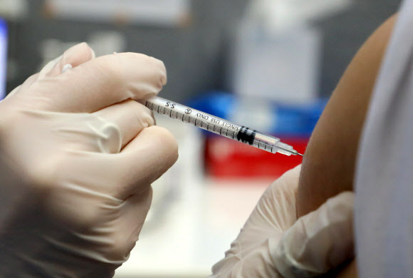 15일 서울 은평구 코로나19 예방접종센터에서 시민들이 백신접종을 받고 있다. 뉴스1