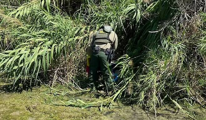지난 14일(미국 현지시간) 텍사스주 리오그란데밸리를 순찰하던 미국 관세국경보호청(CBP) 요원들이 강가에서 발견한 온두라스 국적의 2세 여아와 생후 3개월의 남동생을 구조하고 있다. 당국은 불법 이민 브로커가 국경지역에 아이들을 버린 것으로 추정했다.