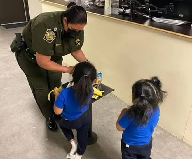 미국 관세 국경 보호대의 임시보호소에서 머물고 있는 불법 이민 어린이들