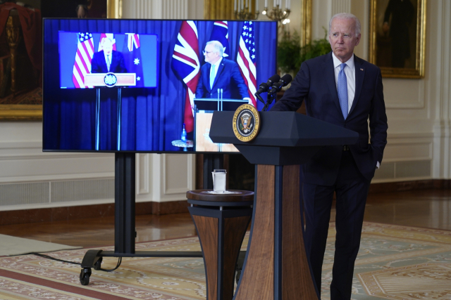 조 바이든 미국 대통령이 15일(현지시간) 백악관 이스트룸에서 보리스 존슨 영국 총리(화면 왼쪽), 스콧 모리슨 호주 총리(화면 오른쪽)와 화상으로 회의하고 있다. /AP연합뉴스