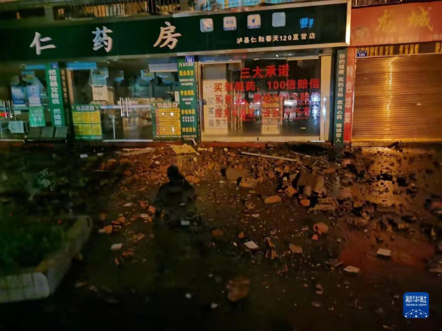16일 새벽 지진으로 부서진 쓰촨성 루현의 집들. /신화망