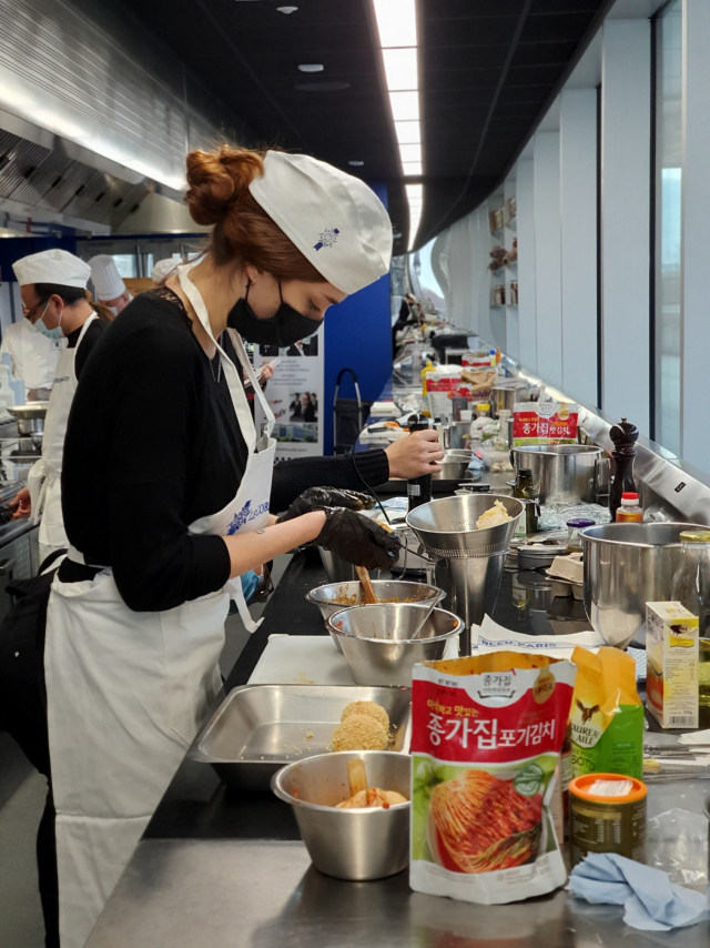 프랑스에서 진행된 대상 ‘종가집 김치 요리 대회’에서 한 참가자가 음식을 만들고 있다./사진 제공=대상