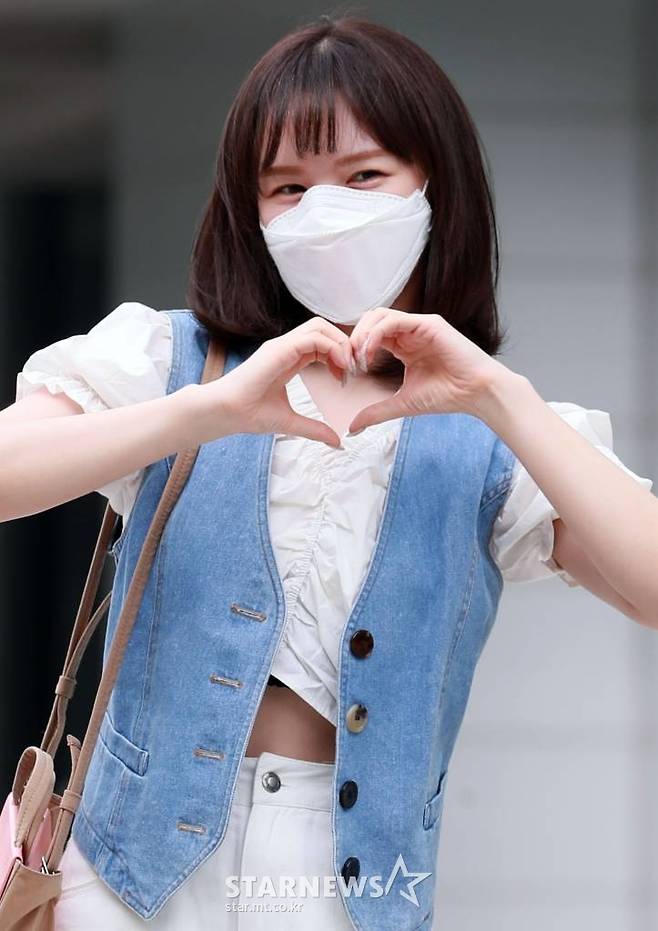 그룹 레드벨벳 웬디가 30일 오후 서울 목동 SBS에서 진행되는 라디오 '웬디의 영스트리트' 출연을 위해 도착하고 있다. 2021.08.30 /사진=임성균 기자 tjdrbs23@