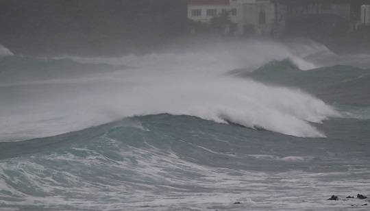 태풍 찬투가 제주에 최근접한 오늘(17일) 오전 서귀포시 성산읍 섭지코지 인근 해변에 거친 파도가 일고 있다. 사진=뉴스1