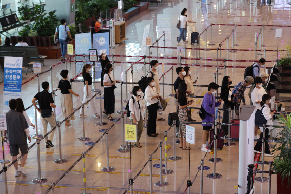 9월 12일 오후 김포공항 국내선 청사에서 탑승수속을 마친 여행객들이 비행기 탑승을 위해 줄을 서 있다. (사진=연합뉴스)