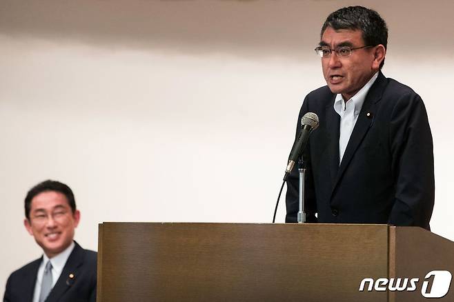 기시다 후미오 전 자민당 정무조사회장(왼쪽)과 고노 다로 일본 행정개혁 담당상. © AFP=뉴스1