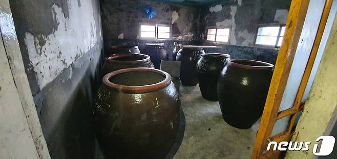 신암양조장에는 소화 시대의 술항아리 7개가 남아 있다.(예산군 제공).© 뉴스1