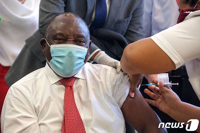 시릴 라마포사 남아프리카공화국 대통령이 2021년 2월 17일 케이프타운 카옐릿샤 종합병원에서 존슨앤존슨 백신을 맞고 있다. © AFP=뉴스1 © News1 최서윤 기자