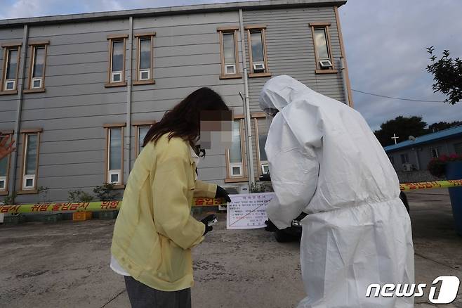 전북 순창의 한 대안교육시설에서 코로나19 집단감염이 발생했다. 방역당국 관계자들이 시설 출입금지 조치를 취하고 있다.(독자 제공)2021.9.17/© 뉴스1