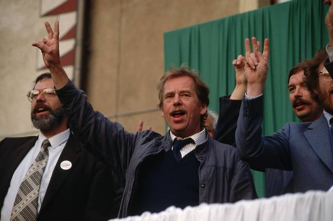 바츨라프 하벨 전 체코 대통령. 극작가이자 인권운동가인 하벨이 1990년 6월 대통령 선거에서 승리한후 지지자들 환호에 답하고 있다. /게티이미지 코리아