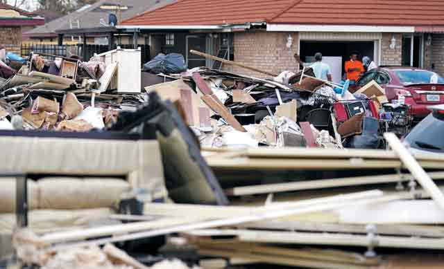 지난 7일 허리케인 ‘아이다’로 침수 피해를 입은 미국 루이지애나주 래플레이스 주민들이 부서진 집의 잔해들을 치우고 있다./ AP연합