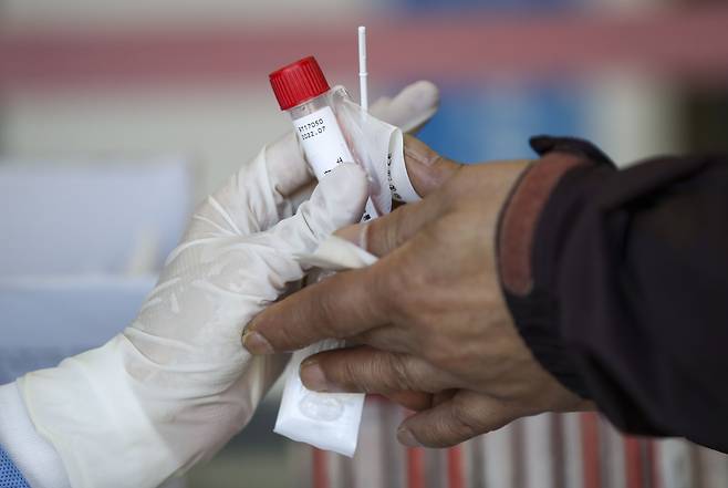 17일 오전 서울 중구 서울역 광장에 설치된 코로나 임시선별검사소에 검사에 사용될 검사 키트가 놓여 있다. /뉴시스