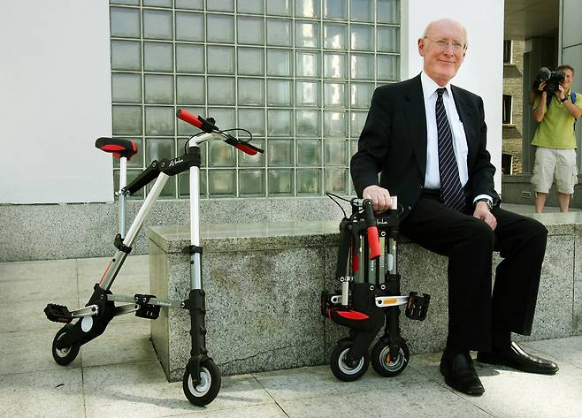 클라이브 싱클레어 경이 66세이던 2006년 새로 발명한 접이식 자전거를 선보이고 있다. 그는 이미 30여 년 전에 전기차·휴대용TV를 발명하는 등 ‘시대를 앞서간 천재 발명가’로 존경받았다./AFP 연합뉴스