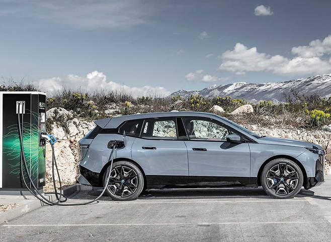 BMW는 올해 하반기 전기 SUV ‘iX’를 출시할 예정이다. /BMW 제공