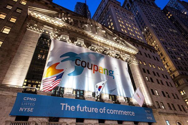상장 첫 날인 2021년 3월 11일 뉴욕증권거래소(NYSE) 건물에 걸린 쿠팡 로고.