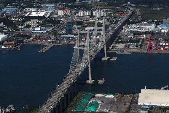 추석 연휴를 하루 앞둔 17일 오후 경찰청 귀성길 점검 헬기에서 바라본 경기도 평택시 서해대교에서 차량들이 오가고 있다. /사진=뉴스1화상