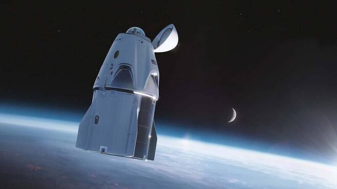 저궤도 우주선의 투명돔에서 우주를 조망하는 모습 상상도. 인스피레이션4 제공