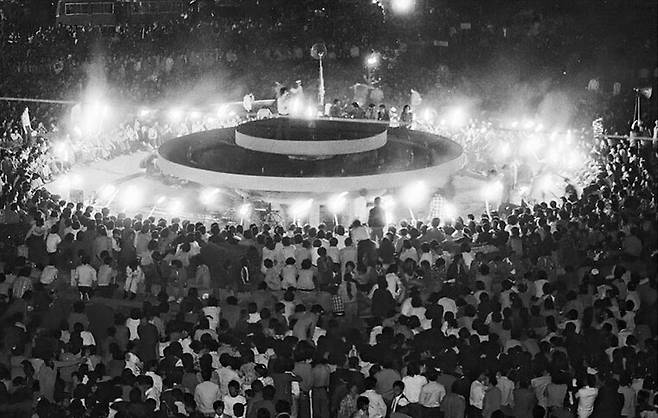 1980년 5월16일 옛 전남도청 앞 분수대에 모인 광주시민들이 횃불을 들어 민주화를 촉구하고 있다.5·18기념재단 제공