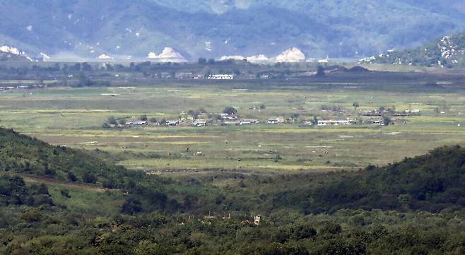 North Korea’s Pyeonggang-Gowon area, as seen from the peak of Soisan Mountain on Thursday. Some buildings are visible. (Kim Tae-hyeong/The Hankyoreh)