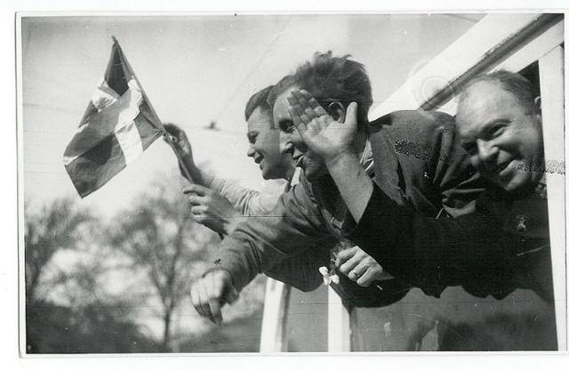 1945년 집중수용소에서 생환한 덴마크 경찰관들이 시민 환호에 기뻐하는 장면. 위키피디아