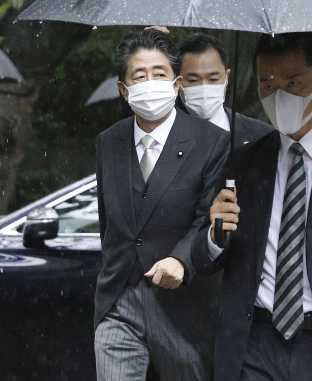 아베 신조 전 일본 총리는 현재 자민당 총재선거에서 다카이치 사나에 전 총무장관을 지원하고 있다. 사진은 지난달 15일 태평양전쟁 A급 전범이 합사된 야스쿠니신사를 참배하는 아베 전 총리. 도쿄=교도 연합뉴스