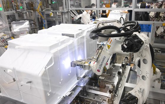 경남 창원시 'LG스마트파크' 내 통합생산동 냉장고 생산라인에서 로봇이 제품을 조립하는 모습. LG전자 제공