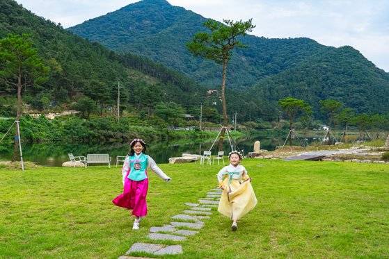 오성제 옆 한옥문화센터에서 한복을 빌릴 수 있다.