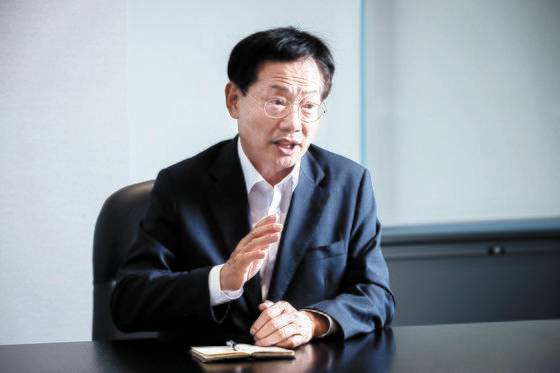 더불어민주당을 탈당하고 국민의힘에 입당한 오제세 전 의원이 10일 오후 서울 마포구 상암동에서 중앙일보와 인터뷰하고 있다. 오 전 의원은 4선을 하며 16년간 민주당에 몸담았다. 장진영 기자