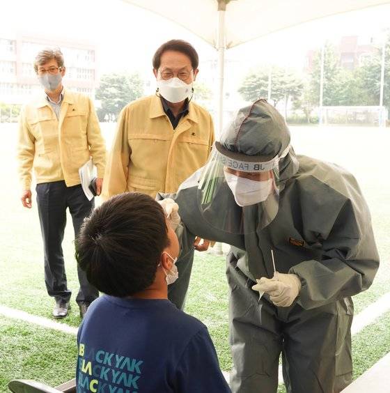 지난 7월 조희연 서울시교육감이 이동 검사팀 PCR 검사 및 방역상황을 점검하고 있는 모습. 서울시교육청 제공