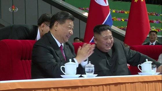 2019년 6월 21일 조선중앙TV는 전날 시진핑(習近平) 중국 국가주석을 환영하기 위해 평양 5·1 체육관에서 대집단체조 공연이 펼쳐졌다고 전했다. 사진은 중앙TV가 공개한 장면으로 공연이 끝난 뒤 김정은 북한 국무위원장이 밝은 얼굴로 시진핑 주석과 대화하는 모습. 연합뉴스