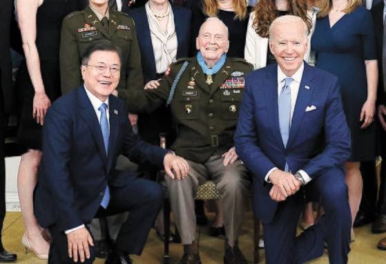 미국을 방문한 문재인 대통령이 5월 21일 오후(현지시간) 백악관 이스트룸에서 열린 한국전쟁 명예 훈장 수여식에서 조 바이든 미국 대통령, 랠프 퍼켓 주니어 예비역 대령 가족과 기념촬영을 하고 있는 모습. 연합뉴스