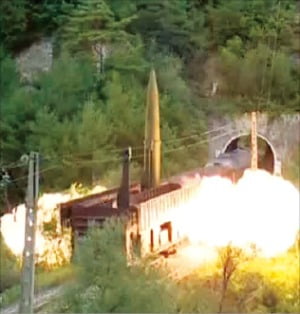 ‘북한판 이스칸데르’로 불리는 KN-23이 지난 15일 열차에서 발사되는 순간 화염과 연기가 주변을 감싸고 있다.  /연합뉴스
