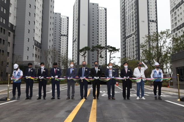 평택 뉴비전 엘크루 티하우스에서 좌측 일곱번째 김용빈 회장 및 관계자들과 기념 촬영을 하고 있다. /사진=대우조선해양건설
