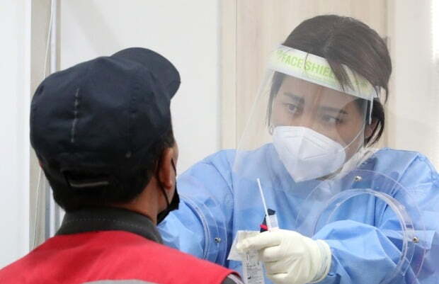 대전 대덕구보건소에 마련된 선별진료소에서 한 시민이 신종 코로나바이러스 감염증(코로나19) 검사를 받고 있다. /사진=뉴스1