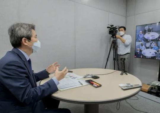 Minister of Unification Lee In-young meets with separated families at an event demonstrating a virtual reunion venue at the Korean Red Cross Seoul office in Jung-gu, Seoul on September 16. Yonhap News