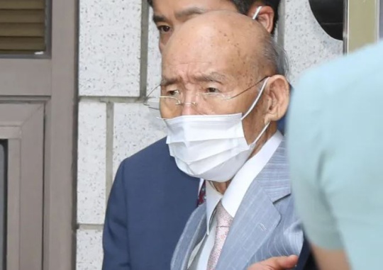 Chun Doo-hwan in an appellate trial for defaming the late Father Cho Pius appeared as a suspect in the fourth hearing at the Gwangju District Court in Jeollanam-do on the afternoon of September 9, but left 25 minutes after the trial began due to health issues, such as trouble breathing. Kim Ki-nam
