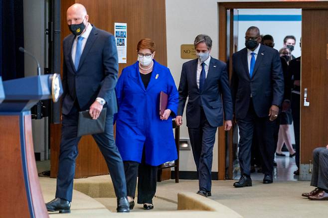 미국 워싱턴DC 국무부 청사에서 16일(현지시간) 미국과 호주 외교·국방장관들이 회담을 마치고 공동 기자회견장에 들어서고 있다. 워싱턴/로이터연합뉴스