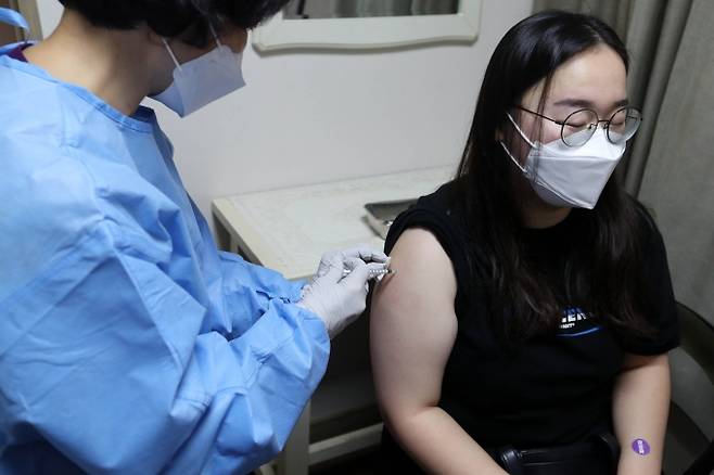 서울 관악구의 한 병원에서 시민들이 백신을 접종받고 있다.   사진=공동취재단