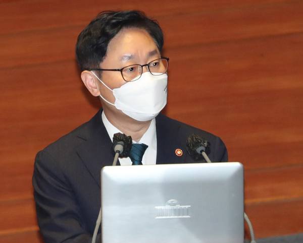 박범계 법무부 장관이 16일 국회 본회의장에서 열린 대정부 질문에서 답변하고 있다. 국회사진기자단