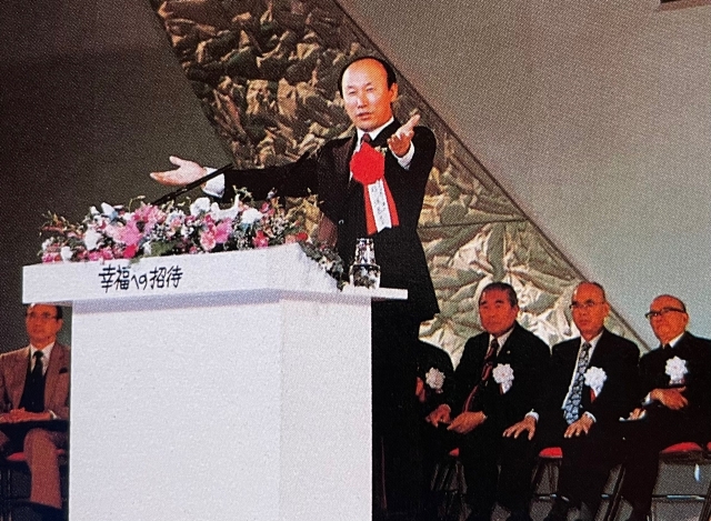 조용기 목사가 1983년 일본 도쿄 무도관에서 열린 전일본 선교대회에서 메시지를 전하고 있다.