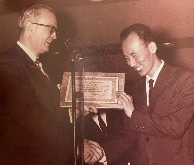 1969년 국제하나님의성회 총회장으로부터 감사패를 받는 조용기 목사(오른쪽).