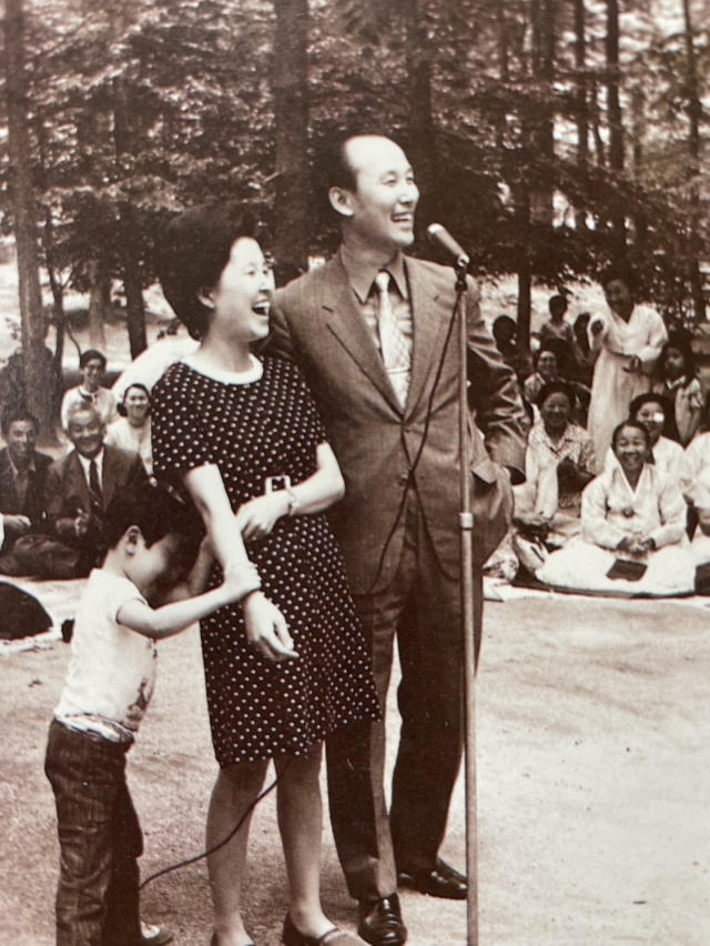조용기 목사가 1970년대 초 아내 김성혜 총장과 야유회에서 소감을 밝히고 있다.