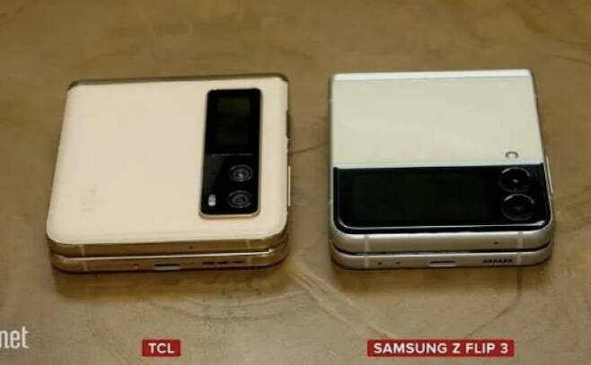 TCL 폴러블폰(왼쪽)과 삼성 갤럭시Z플립3. [사진출처 = 씨넷]