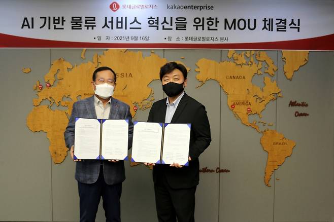 (왼쪽부터) 박찬복 롯데글로벌로지스 대표, 백상엽 카카오엔터프라이즈 대표. /사진제공=카카오엔터프라이즈