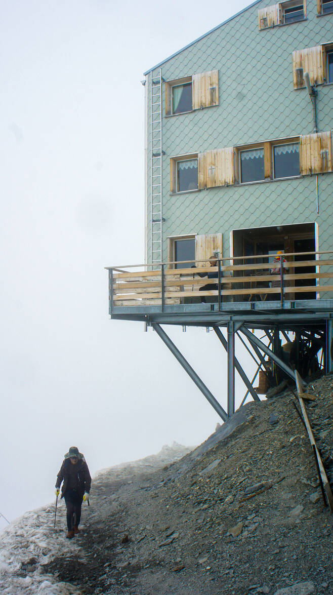 해발 3,657m에 위치한 탓에 방문객은 고산 증세와 눈보라를 만날 수 있다.