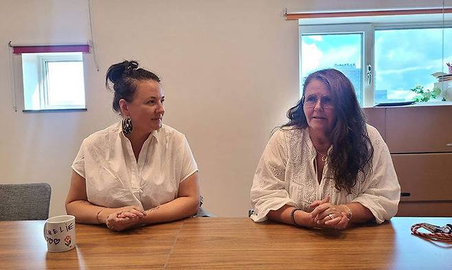 스웨덴 말뫼시 스타펠베드초등학교에 근무하는 교사 페트라 롱후르스트 클랑씨(오른쪽)와 에밀리에 크론베크씨가 8월 27일 세계일보와 인터뷰하고 있다.