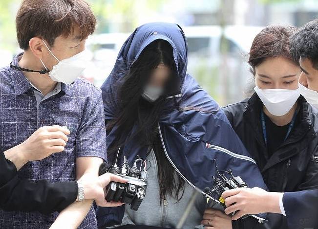 만취한 채 벤츠 차량을 운전하다 공사장으로 돌진해 인부를 숨지게 한 A씨(31)가 지난 5월25일 오전 서울 송파구 서울동부지법에서 열린 구속 전 피의자심문(영장실질심사)에 출석하고 있다. 뉴스1